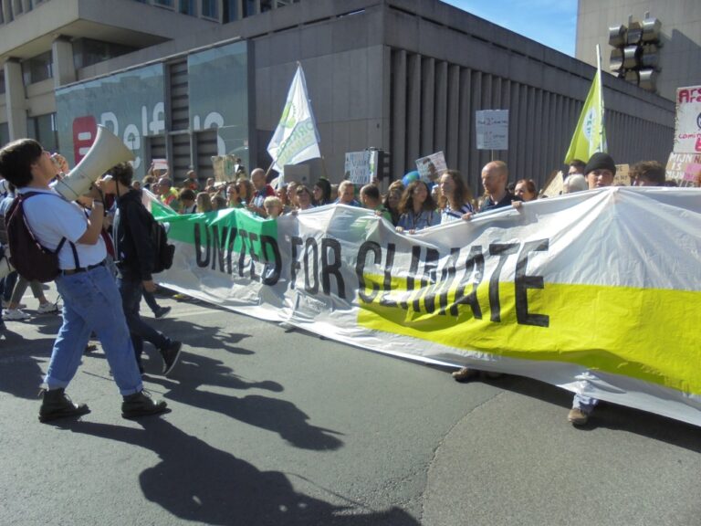 Marche pour le Climat : « Le pacifisme ne sert plus à rien… » (Reportage Fréquence Terre)