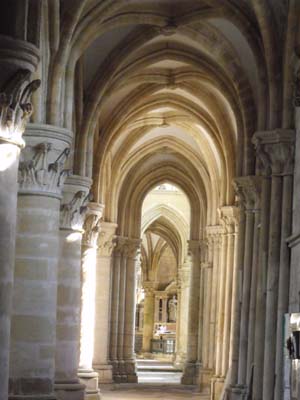 Ardennes françaises mystérieuses (40 et 41/61) : MONTHOIS (France) : Une célèbre médaille et MOUZON (France) : L’énigmatique Mathilde dans l’Abbatiale